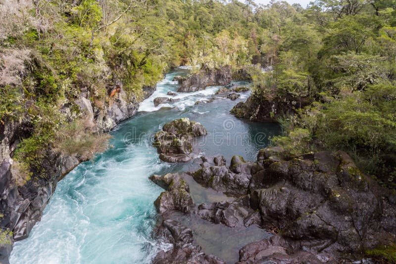 Fiume di Petrohue vicino a Puerto Varas, Cile immagini stock libere da diritti Fiume di Petrohue vicino a Puerto Varas, Cile immagini stock libere da diritti