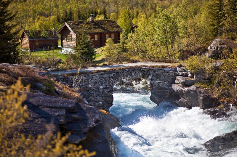 Fiume e vecchio ponte di pietra fotografia stock libera da diritti Fiume e vecchio ponte di pietra fotografia stock libera da diritti