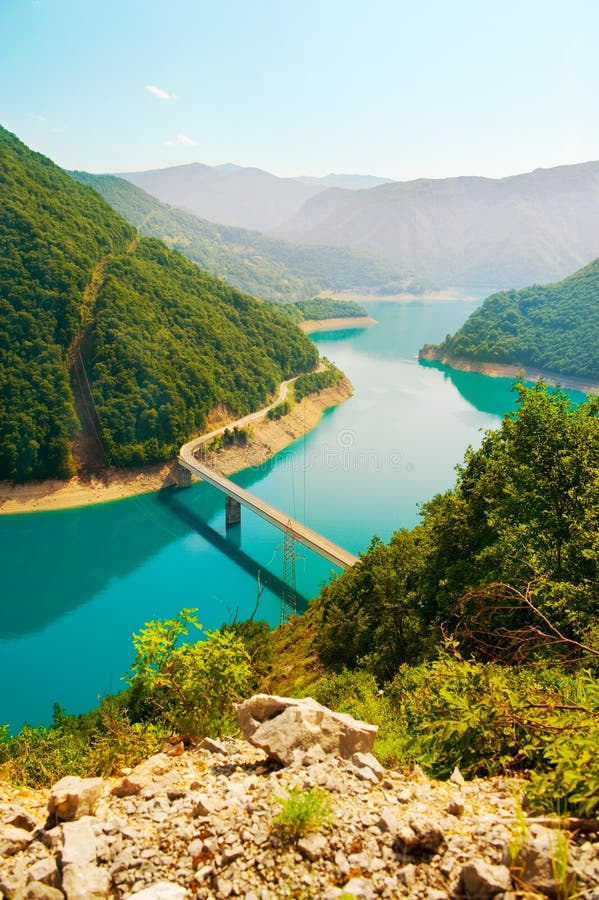 Fiume freddo della montagna nel Montenegro immagini stock Fiume freddo della montagna nel Montenegro immagini stock