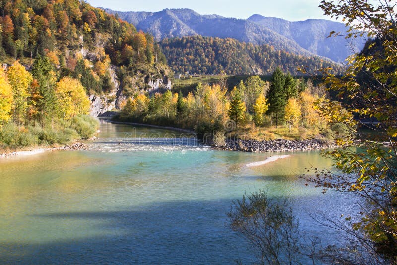Fiume Isar fotografia stock. Immagine di bere, montagne 16685920