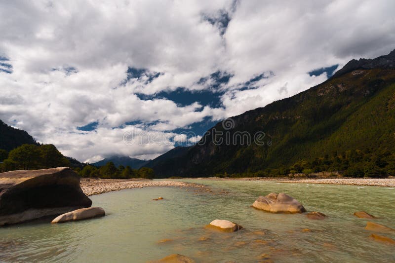 Fiume naturale incontaminato Bomi Tibet China del paesaggio immagini stock Fiume naturale incontaminato Bomi Tibet China del paesaggio immagini stock