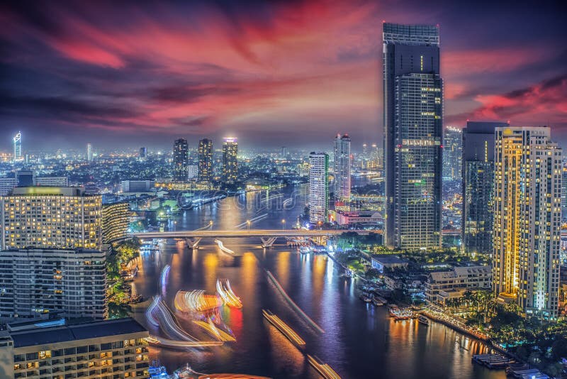 Fiume nella città di Bangkok nella notte