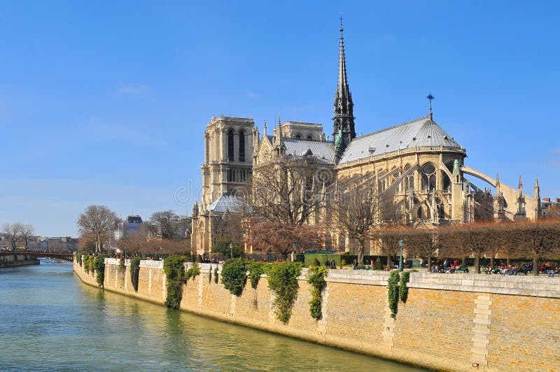Fiume Seine e facciata meridionale della cattedrale di Notre Dame de Paris, Francia immagini stock Fiume Seine e facciata meridionale della cattedrale di Notre Dame de Paris, Francia immagini stock
