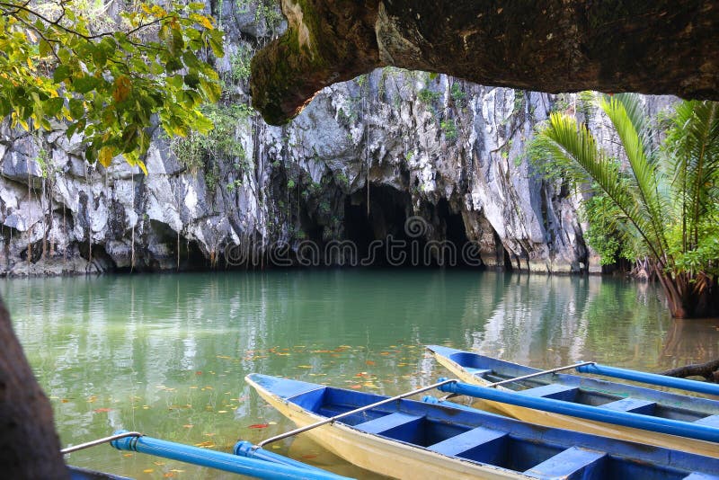 Fiume sotterraneo del Puerto Princesa fotografia stock Fiume sotterraneo del Puerto Princesa fotografia stock