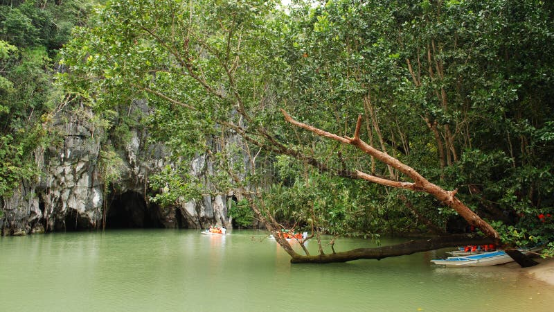 Fiume sotterraneo del Puerto Princesa fotografia stock libera da diritti Fiume sotterraneo del Puerto Princesa fotografia stock libera da diritti