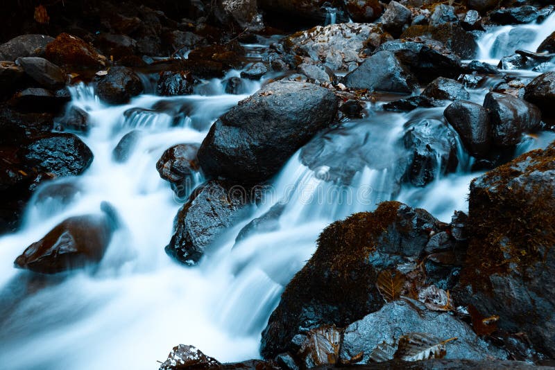 Fiume tempestoso della montagna in un bello paesaggio di autunno in Svaneti fotografie stock libere da diritti Fiume tempestoso della montagna in un bello paesaggio di autunno in Svaneti fotografie stock libere da diritti