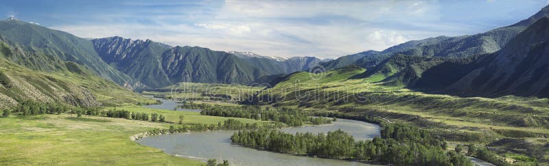 fiume in un'ampia valle fotografia stock fiume in un'ampia valle fotografia stock