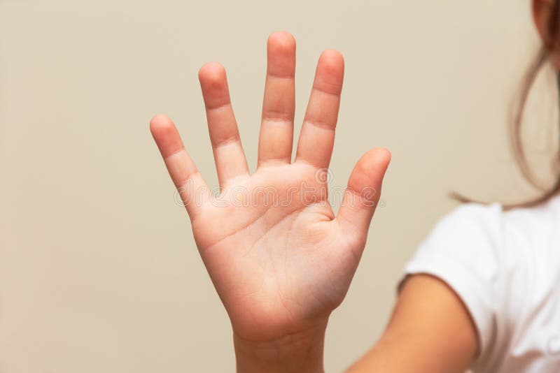 Рука пятерки. Девушка показывает 5 пальцев. Показать пять на пальцах. Пять ладонь. Показывает пять ладонью.
