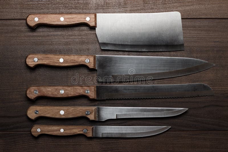 https://thumbs.dreamstime.com/b/five-kitchen-knifes-over-brown-wooden-table-29789945.jpg
