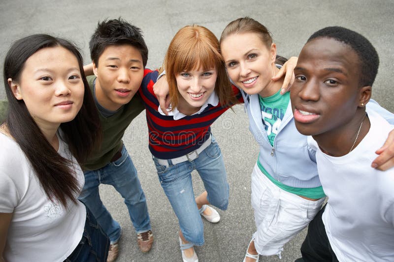 I giovani di diverse etnie, sul cortile di una scuola, si può giocare a basket insieme o imparare una lingua o di lavorare insieme in un progetto sociale di squadra.