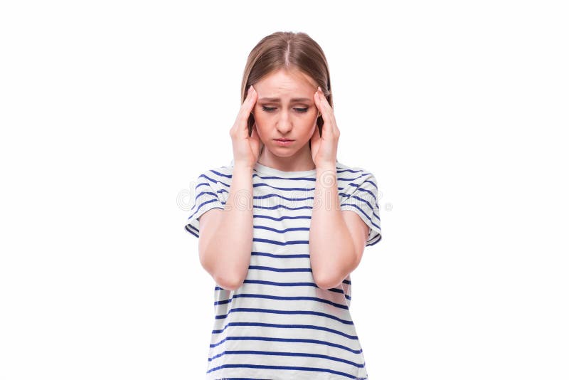 Fixation de jeune femme sa tête Problème de migraine et de mal de tête photographie stock Fixation de jeune femme sa tête Problème de migraine et de mal de tête photographie stock