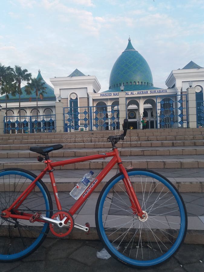 Fixy σε μπροστινό Masjid Al-Akbar Surabaya στοκ εικόνες με δικαίωμα ελεύθερης χρήσης Fixy σε μπροστινό Masjid Al-Akbar Surabaya στοκ εικόνες με δικαίωμα ελεύθερης χρήσης