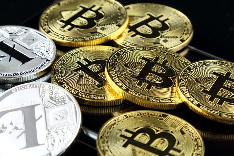 Fizyczna wersja Bitcoin i Litecoin, nowy wirtualny pieniądze Konceptualny wizerunek dla cryptocurrency i cyfrowego zapłaty sys na zdjęcia royalty free
