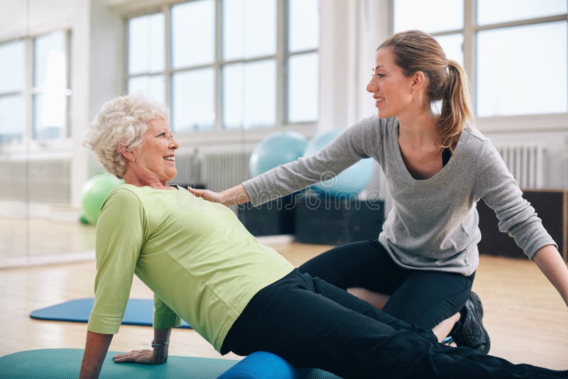 Fizyczny terapeuta pracuje z starszą kobietą przy rehab