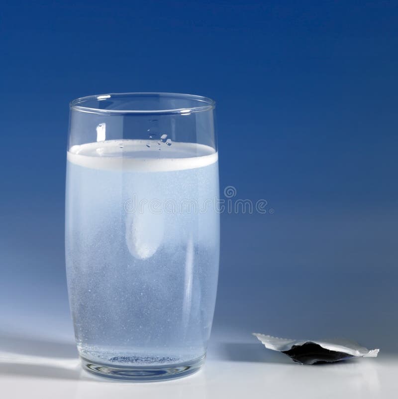 Sprudelnde Tablette in einem Glas Wasser lizenzfreie stockbilder Sprudelnde Tablette in einem Glas Wasser lizenzfreie stockbilder