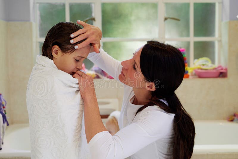 Fièvre malade ou mère et fille avec contrôle du front dans une salle de bain avec maladie ou problème de grippe. souci du confort photo libre de droits