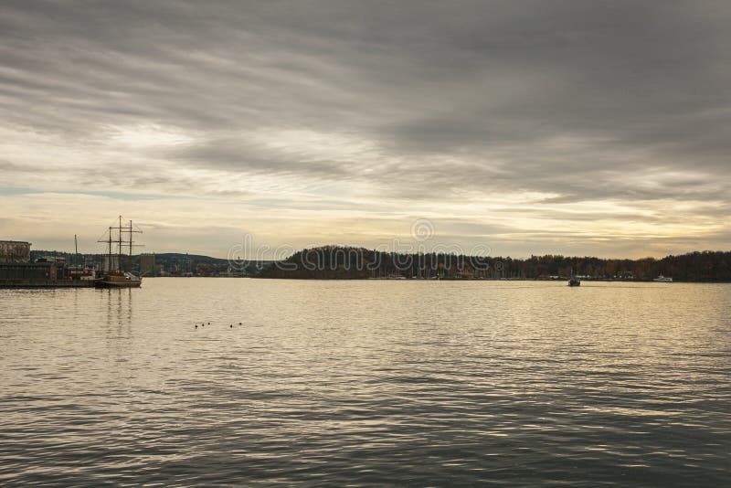 Fjord au coucher du soleil - Oslo, Norvège, l'Europe photo libre de droits Fjord au coucher du soleil - Oslo, Norvège, l'Europe photo libre de droits