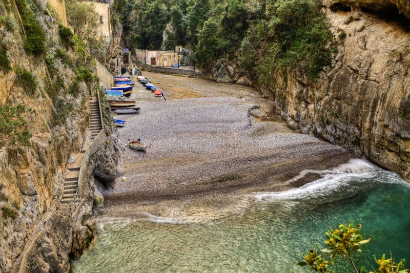 Fjord du scandale, village de pêche italien de côte d'Amalfi