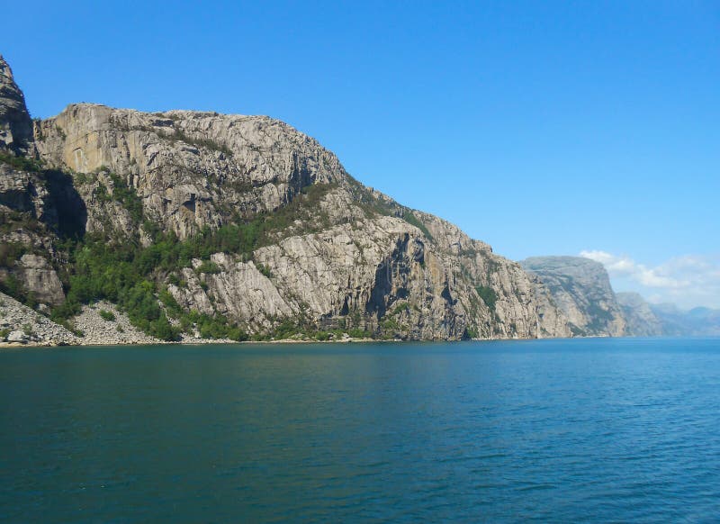 Fjord et montagnes norvégiens en été Lysefjord, Rogaland, Norvège image libre de droits Fjord et montagnes norvégiens en été Lysefjord, Rogaland, Norvège image libre de droits