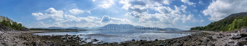 Fjord Linnhe på Sallachan punkt med sikten in mot Onich och Glencoe royaltyfri fotografi Fjord Linnhe på Sallachan punkt med sikten in mot Onich och Glencoe royaltyfri fotografi
