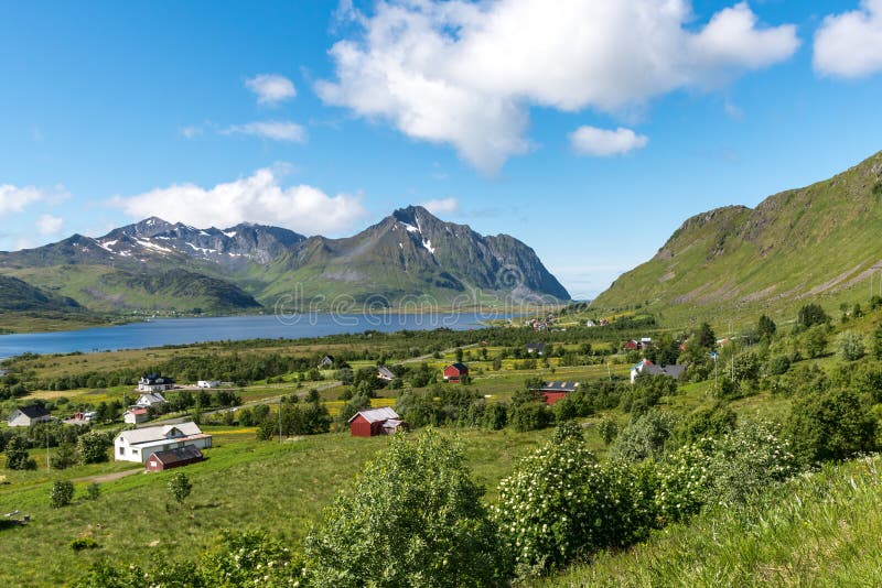 Fjorde Norwegens Lofoten - ruhige blauen des Berges, weißer und Roter Häuser des Himmels, lizenzfreies stockfoto Fjorde Norwegens Lofoten - ruhige blauen des Berges, weißer und Roter Häuser des Himmels, lizenzfreies stockfoto