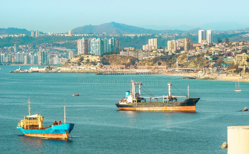 Fjärd av Valparaiso och sikten på Vina Del Mar i Chile royaltyfria foton Fjärd av Valparaiso och sikten på Vina Del Mar i Chile royaltyfria foton