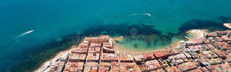 Fjärd för turkos för stad för flyg- bästa panorama- Torrevieja för bildsurrsikt semesterort spansk av medelhavs- seascape arkivbild Fjärd för turkos för stad för flyg- bästa panorama- Torrevieja för bildsurrsikt semesterort spansk av medelhavs- seascape arkivbild