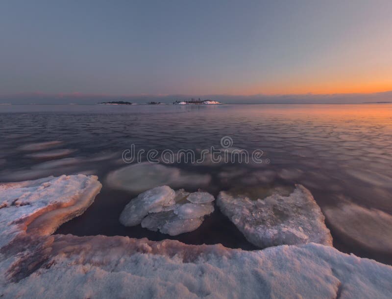 Fjärden av Ladoga sjön i aftonljuset Karelia juni arkivfoto Fjärden av Ladoga sjön i aftonljuset Karelia juni arkivfoto