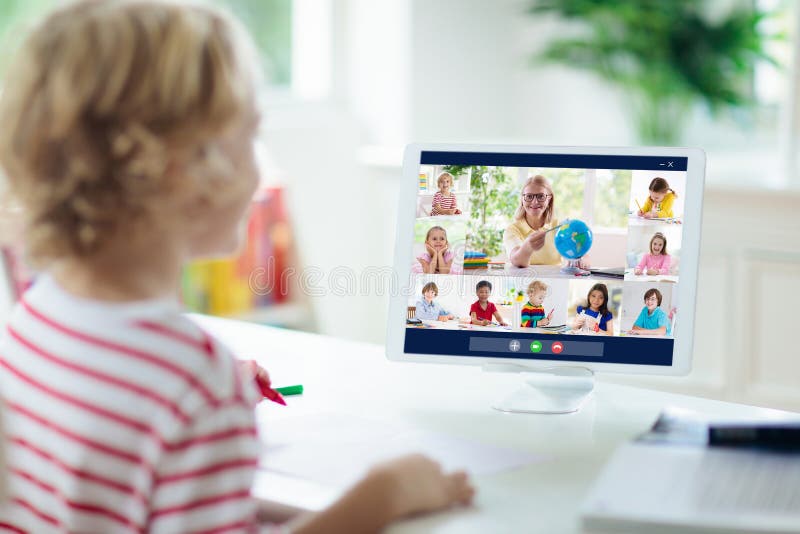 Fjärrundervisning online. skolbarn med dator arkivbilder