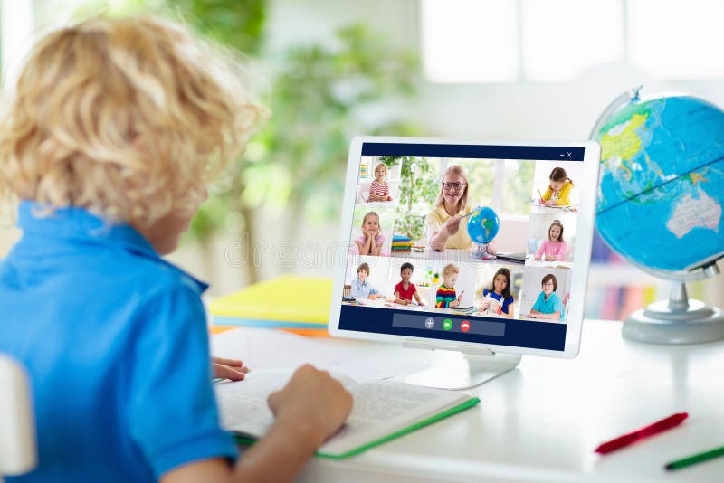 Fjärrundervisning online. skolbarn med dator royaltyfri foto