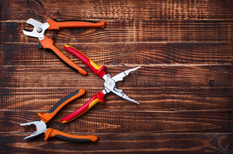 Flèche Présentée Des Machines-outils Sur Un Fond En Bois, Un