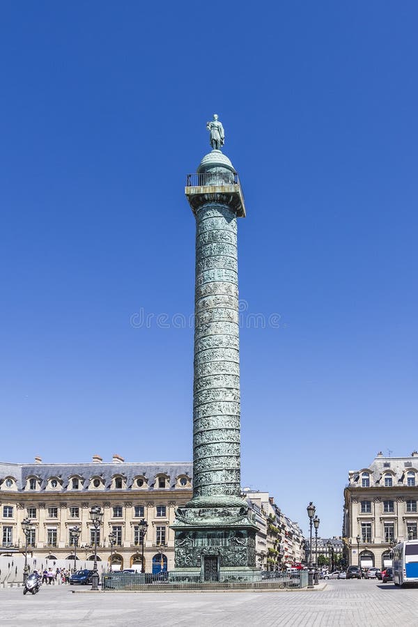 2 décembre 1805 : Napoléon triomphe au soleil d'Austerlitz Fl%C3%A9au-de-vendome-avec-la-statue-de-napoleon-paris-27504175