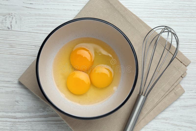 Schneebesen Und Eier in Schüssel Butter Auf Holztisch Flach Legen Stockfoto  - Bild von tabelle, nahrung: 252081610