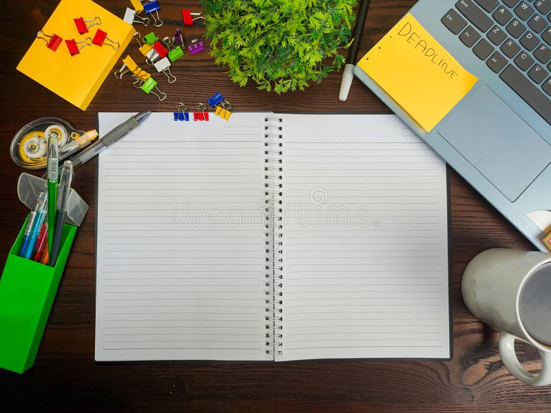 Flach legen Sie sich ein Notebook an. Arbeitsplatz im Hintergrund des Schreibtisches von der oberen Ansicht aus. ein Arbeitsbereic lizenzfreie stockfotografie