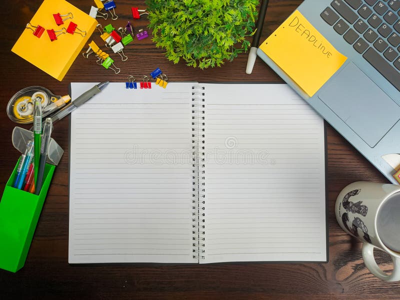 Flach legen Sie sich ein Notebook an. Arbeitsplatz im Hintergrund des Schreibtisches von der oberen Ansicht aus. ein Arbeitsbereic lizenzfreies stockbild