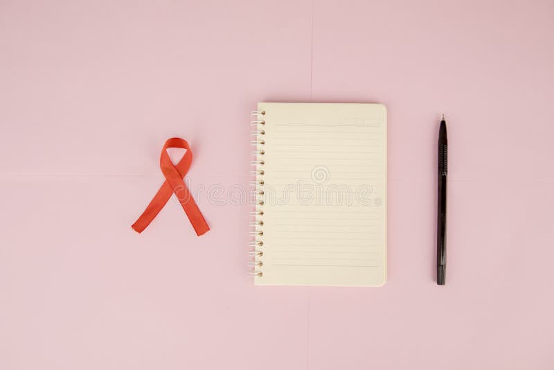 Flachbild-Layout von rotem Band neben Notebook und Stift lizenzfreie stockfotos