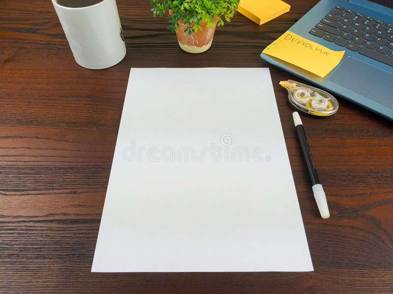 Flachdeckpapier. Arbeitsplatz im Hintergrund des Schreibtisches von der oberen Ansicht aus. einen Arbeitsbereich mit weißem leeren stockfoto