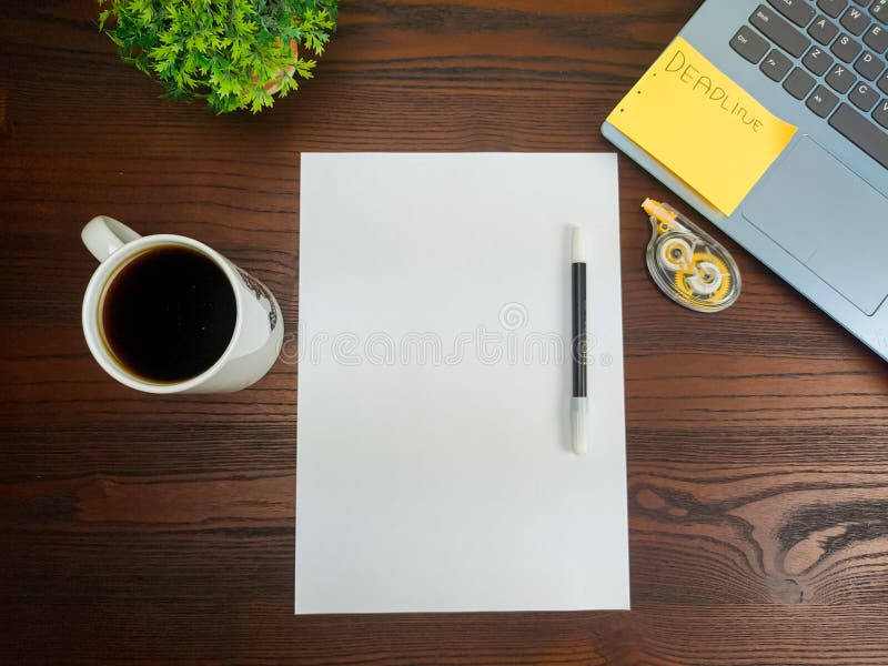 Flachdeckpapier. Arbeitsplatz im Hintergrund des Schreibtisches von der oberen Ansicht aus. einen Arbeitsbereich mit weißem leeren lizenzfreie stockfotografie