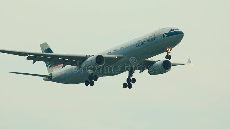 Flache Annäherung Cathay- Pacificfluglinie für die Landung zu suvarnabhumi Flughafen Bangkok Thailand