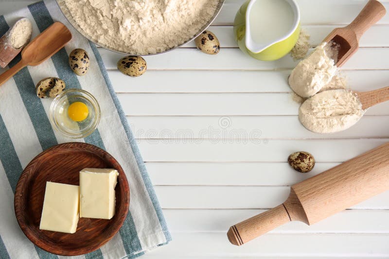 Flache gelegte Zusammensetzung mit Küchengeräten und -produkten auf hölzernem Hintergrund B?ckereiwerkstatt lizenzfreie stockbilder Flache gelegte Zusammensetzung mit Küchengeräten und -produkten auf hölzernem Hintergrund B?ckereiwerkstatt lizenzfreie stockbilder
