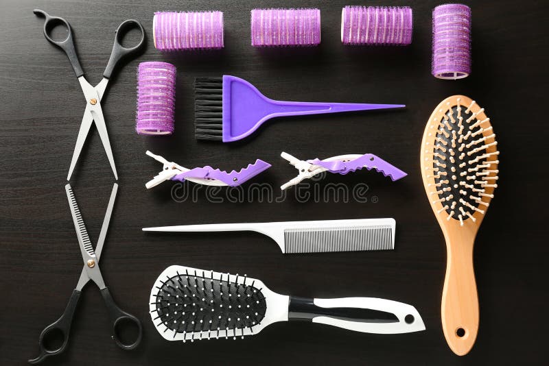 Flache gelegte Zusammensetzung mit Satz Friseur \ ‚s-Werkzeugen auf dunklem Hintergrund stockfotos Flache gelegte Zusammensetzung mit Satz Friseur \ ‚s-Werkzeugen auf dunklem Hintergrund stockfotos