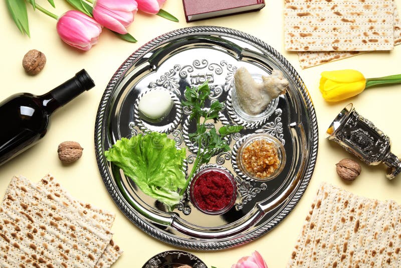 Flache gelegte Zusammensetzung mit symbolischen Einzelteilen und Mahlzeit Passahfest Pesach stockbild Flache gelegte Zusammensetzung mit symbolischen Einzelteilen und Mahlzeit Passahfest Pesach stockbild