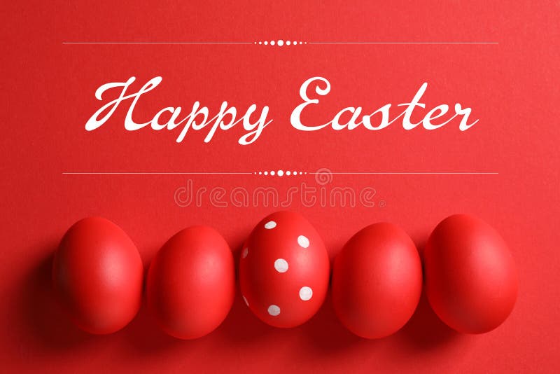 Flache gelegte Zusammensetzung von roten gemalten Eiern und von Text fröhliche Ostern