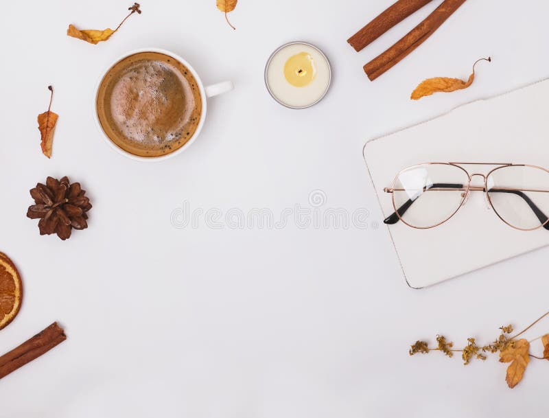 Flache Lage des Herbstes mit Kaffee-, Kerzen- und Gelbblättern lizenzfreies stockfoto Flache Lage des Herbstes mit Kaffee-, Kerzen- und Gelbblättern lizenzfreies stockfoto