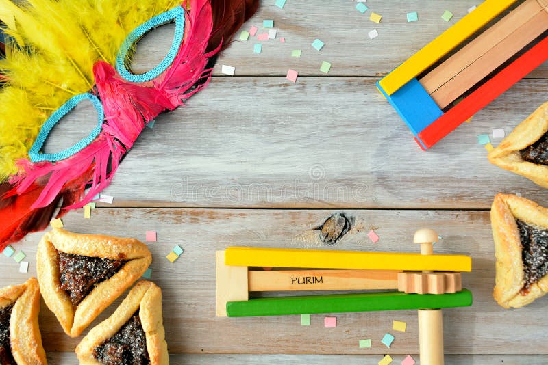 Flache Lage des jüdischen Feiertagslebensmittels und -gegenstände Purim lizenzfreie stockbilder Flache Lage des jüdischen Feiertagslebensmittels und -gegenstände Purim lizenzfreie stockbilder