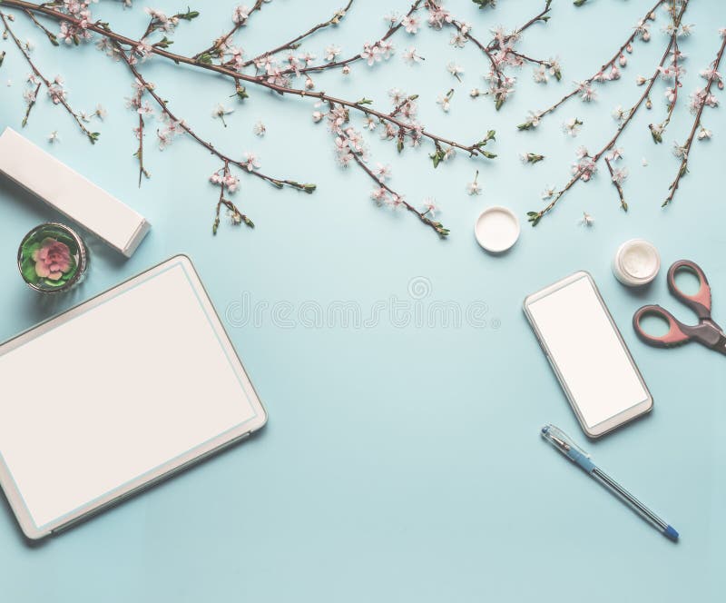 Flache Lage des modernen Tischplattenarbeitsplatzes mit Spott oben des Tablet-Computers und des intelligenten Telefons, kosmetisc stockfoto Flache Lage des modernen Tischplattenarbeitsplatzes mit Spott oben des Tablet-Computers und des intelligenten Telefons, kosmetisc stockfoto