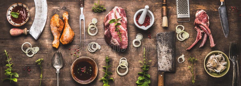 Flache Lage des verschiedenen Grills und des bbq-Fleisches: Hühnerbeine, Steaks, Lammrippen mit Weinleseküchengeschirr-Küchengerä