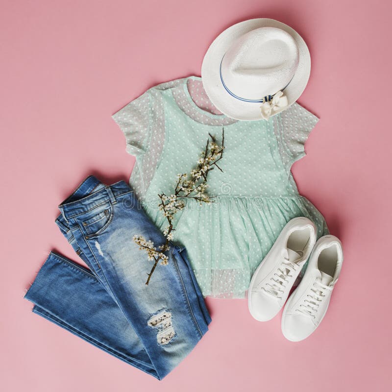 Flache Lage geschossen von der Mädchen-Frühlings-Kleidung und dem Zubehör lizenzfreie stockfotos Flache Lage geschossen von der Mädchen-Frühlings-Kleidung und dem Zubehör lizenzfreie stockfotos