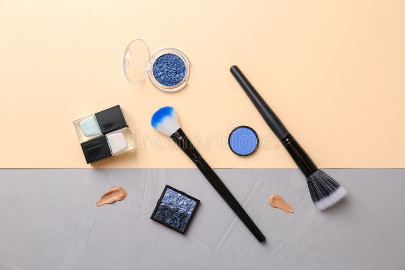 Flache Lagezusammensetzung mit kosmetischen Produkten auf Farbhintergrund lizenzfreie stockfotografie Flache Lagezusammensetzung mit kosmetischen Produkten auf Farbhintergrund lizenzfreie stockfotografie