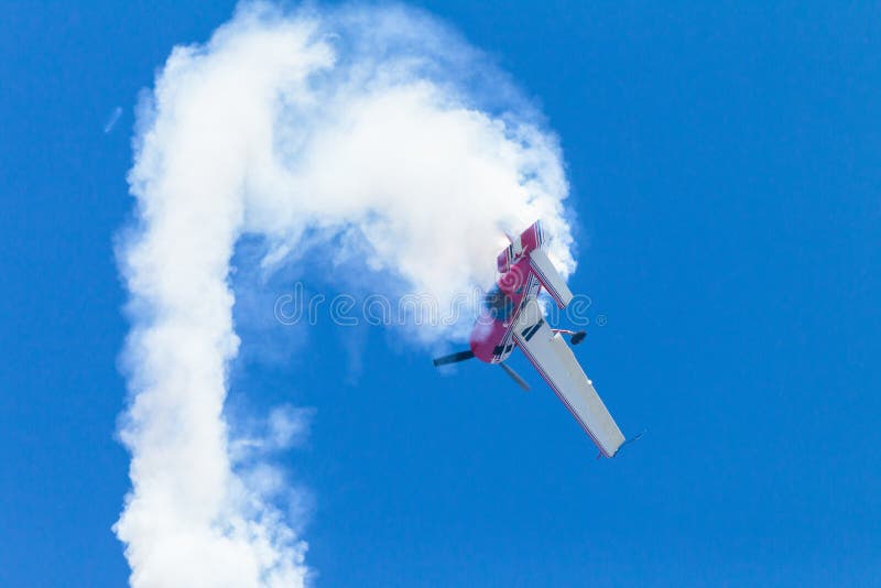 Flaches akrobatisches Rollenfliegen lizenzfreies stockfoto Flaches akrobatisches Rollenfliegen lizenzfreies stockfoto